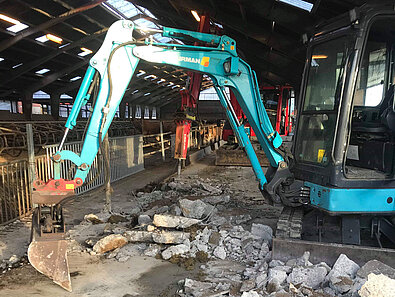 En bobkat er i gang med nedrivning af beton i slagelse Enghavens