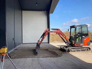 vedligeholdelse af grusplads med kranvogn