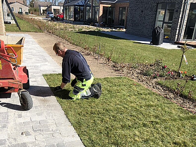 Anlægsgartner arbejde på græskant