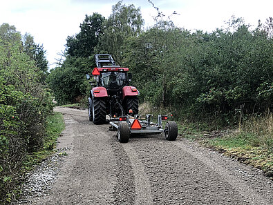 vedligeholdelse af grusvej med kranvogn
